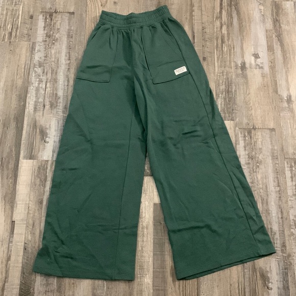 H&M wide leg sweatpants. Great condition with no stains or rips - Picture 2 of 3